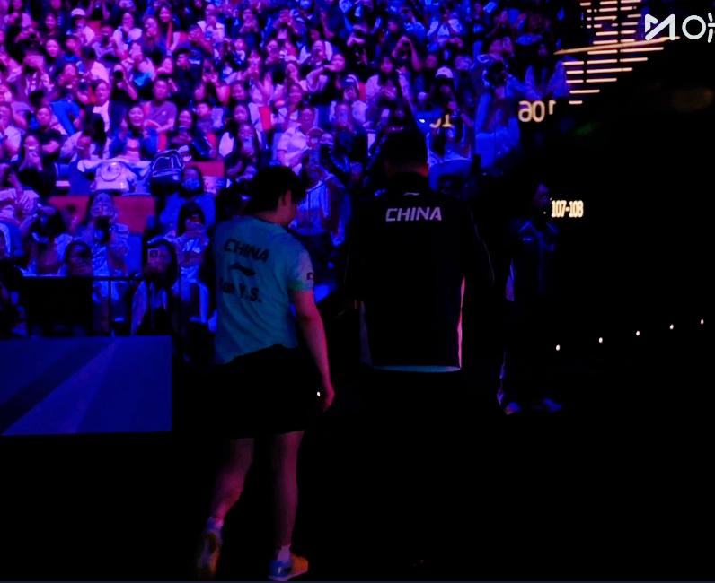 孙颖莎连输2局，去换衣服的时候，高达还找裁判抗议。裁判支持孙颖莎换衣服！侯