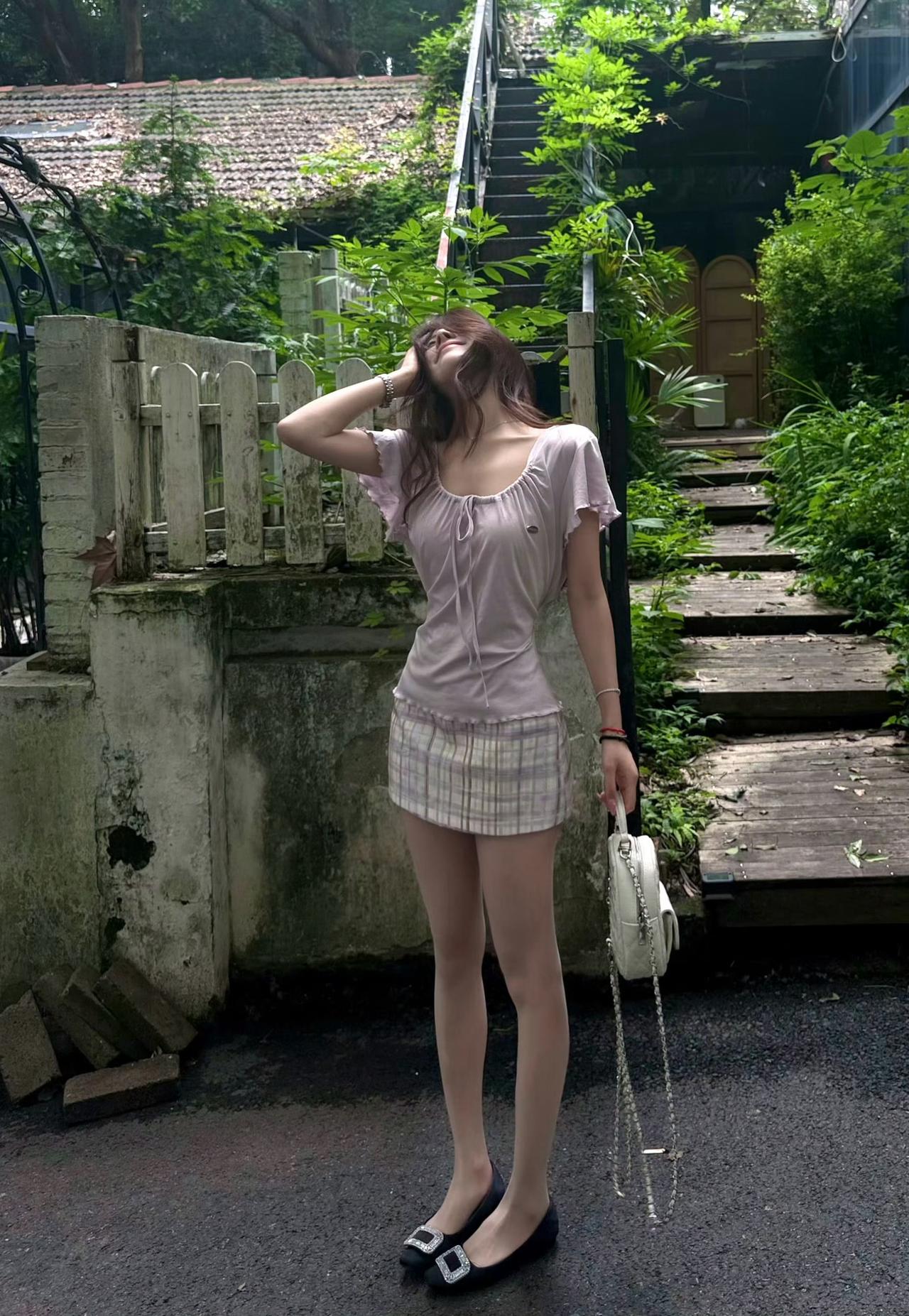 像闯进了某部文艺片的取景地，连阳光都学会了躲猫猫，在发丝间跳跃。这一刻，