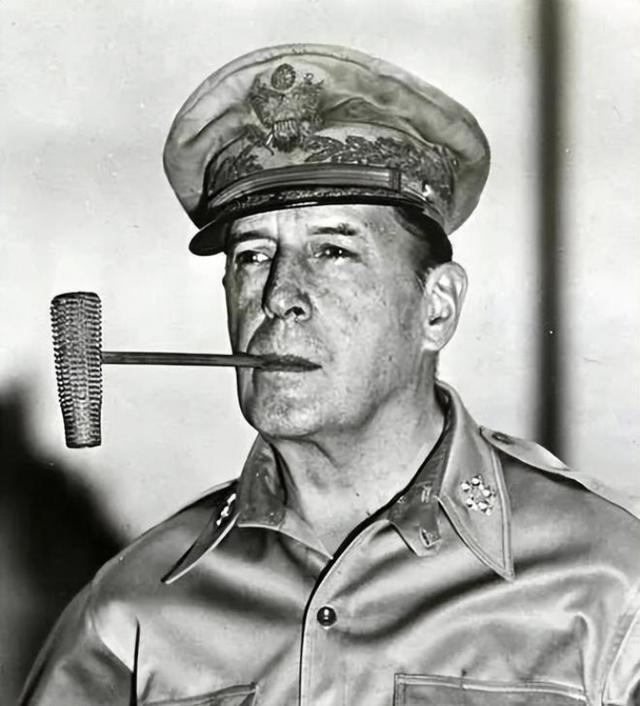 1962年，82岁麦克阿瑟听闻印度对中国开战，摇摇头说出一句犀利话。1962年