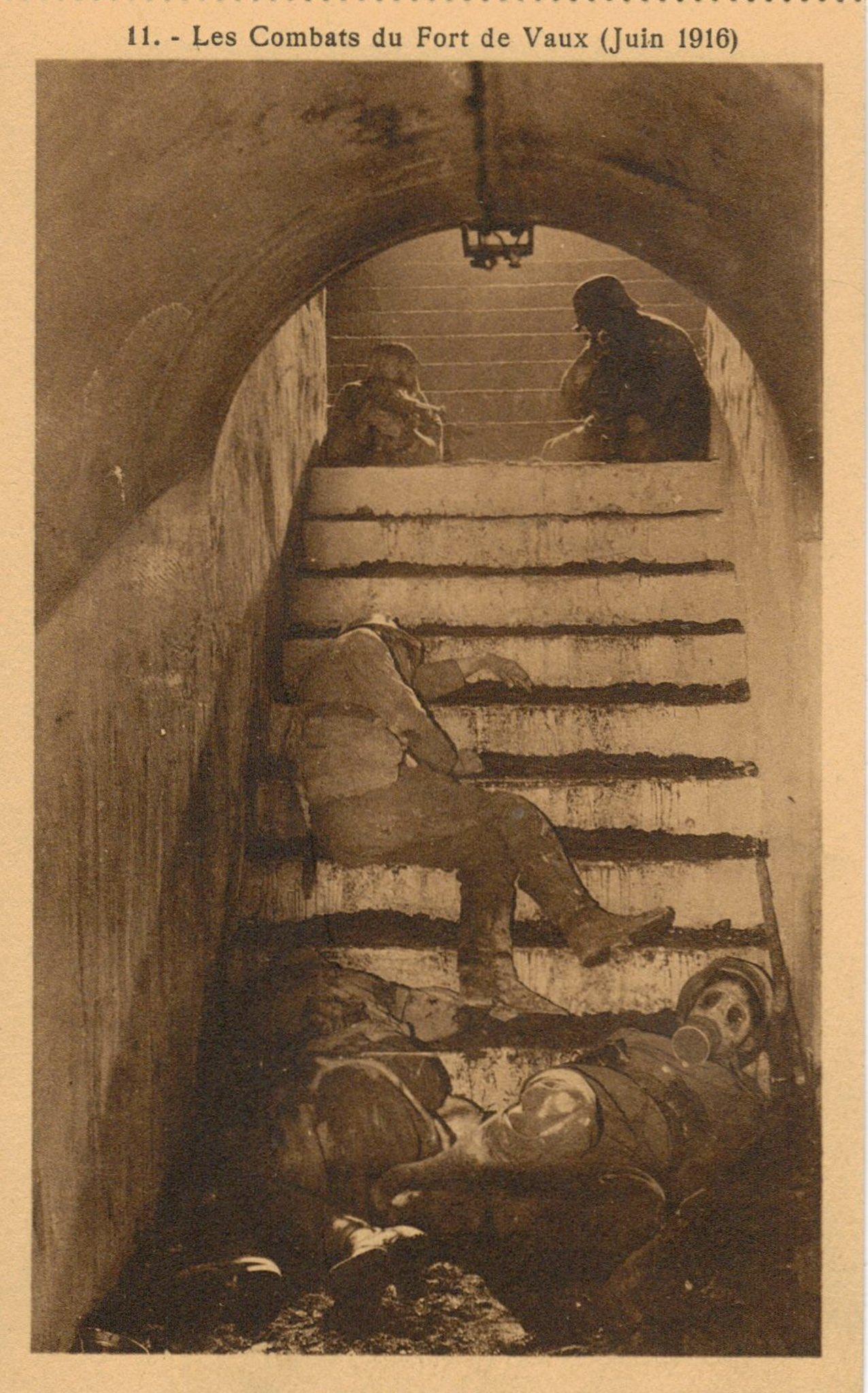 一张罕见的1916年照片，照片中，戴着防毒面具的法国士兵倒在沃堡内的楼梯上，横七