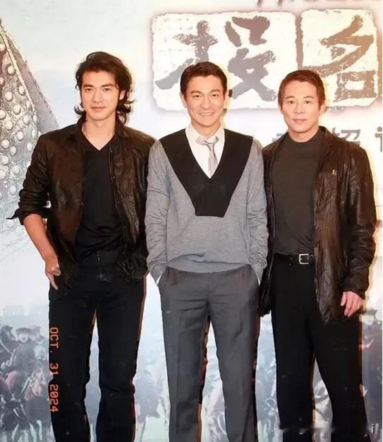 右边的两位是国内著名的男明星，估计没有人不认识他们的吧，他们演的电影和电视剧火遍