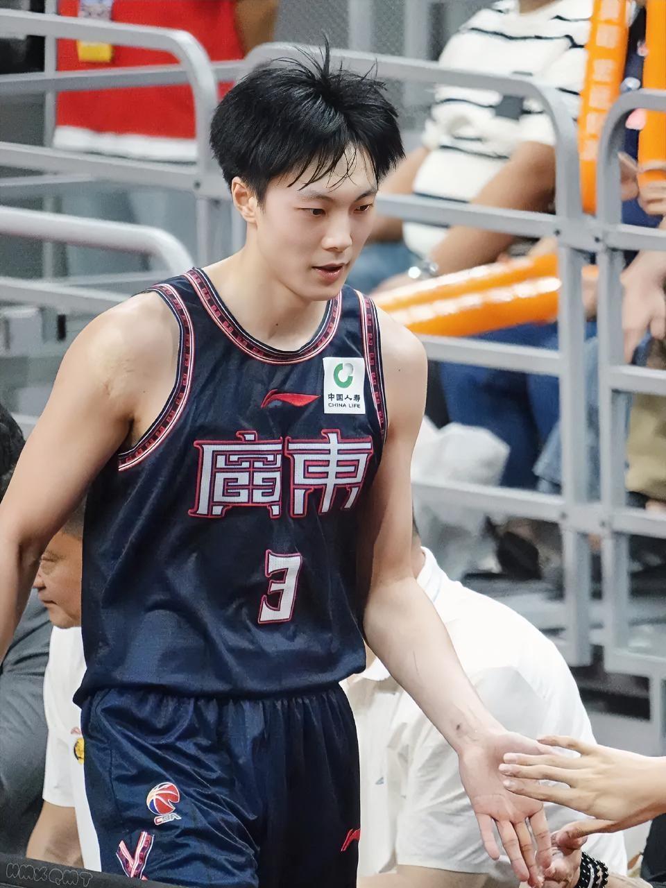 没悬念，广东104-76大胜四川，这三位球员是赢球功臣！1.奎因，出战36分