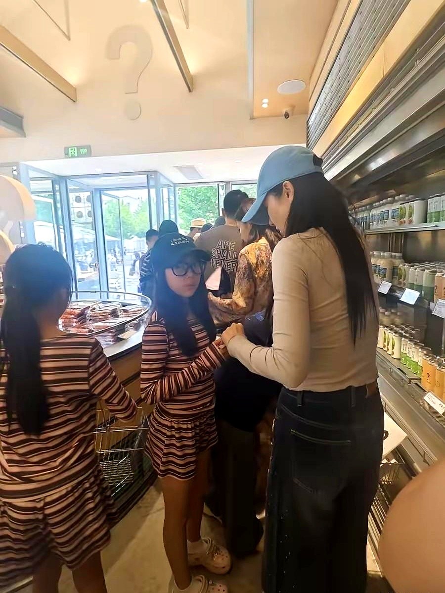 董璇在阿那亚被偶遇，状态好到不像话，完全看不出是孩子的妈。她自己撑着伞，却让男助理专门给女儿小酒窝和
