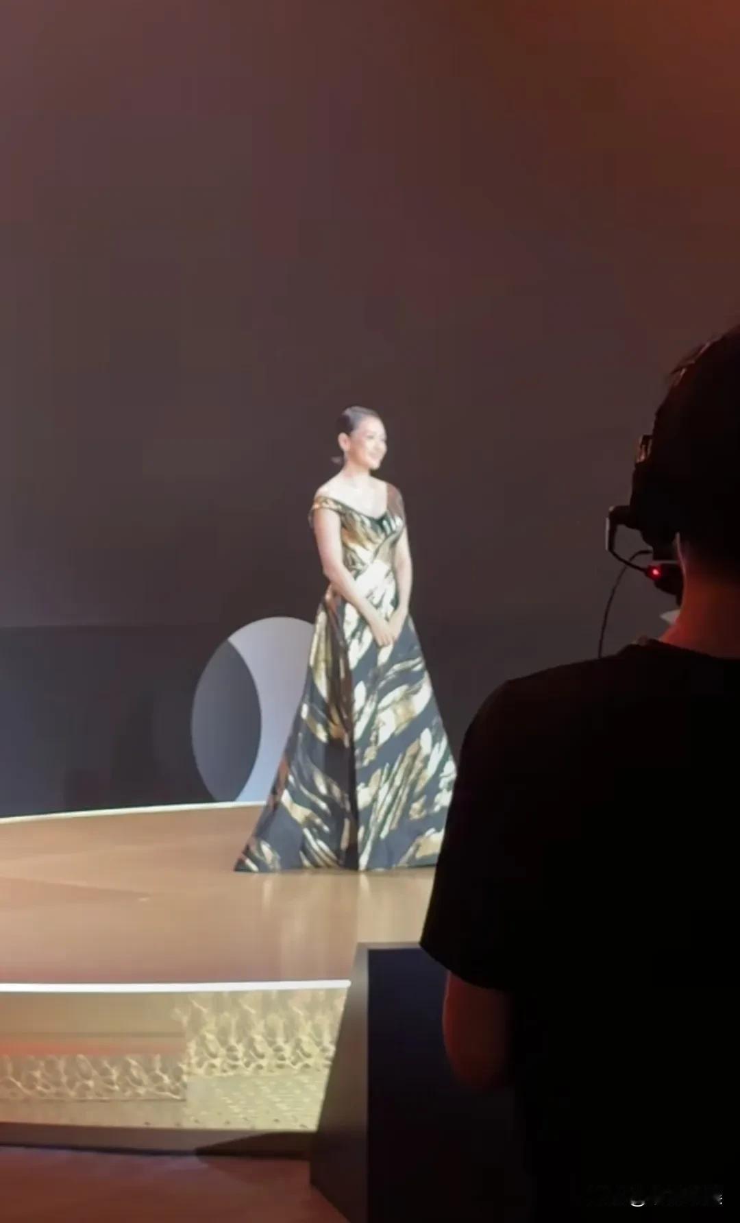 章子怡现身上海出席品牌娇诗韵的活动，感觉她这是上镜胖十斤啊。看她在阿那亚的时候