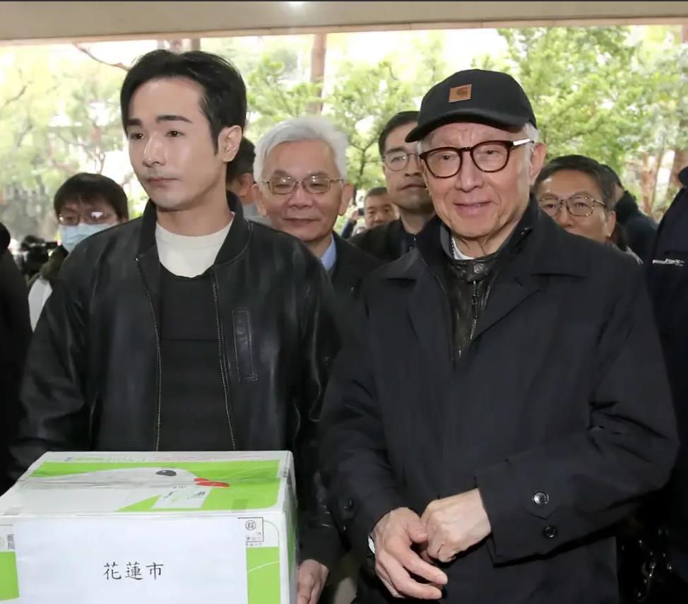 “反中狂魔”曹兴诚、青鸟头目“八炯”骗不下去了，大罢免大失败后，脚底抹油离开台湾