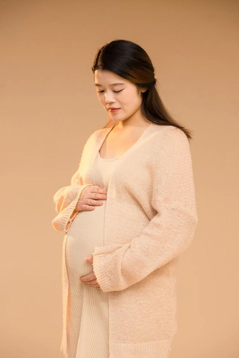 上海，一女子婚后生下女儿随夫性，12年后，她40岁高龄又生下儿子，她是家里独生女