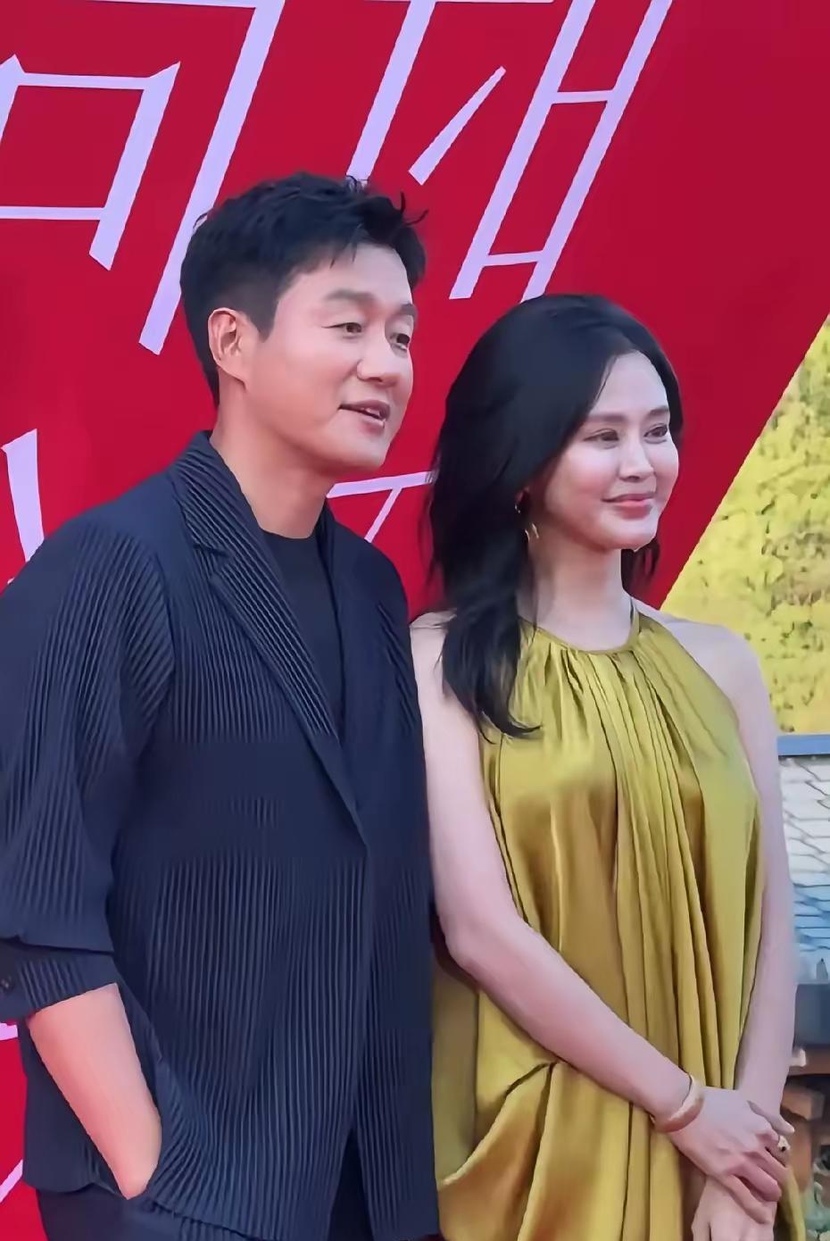 关悦的脸，着实有些吓人，明显是医美后遗症的典型表现。佟大为依旧年轻帅气，关悦的