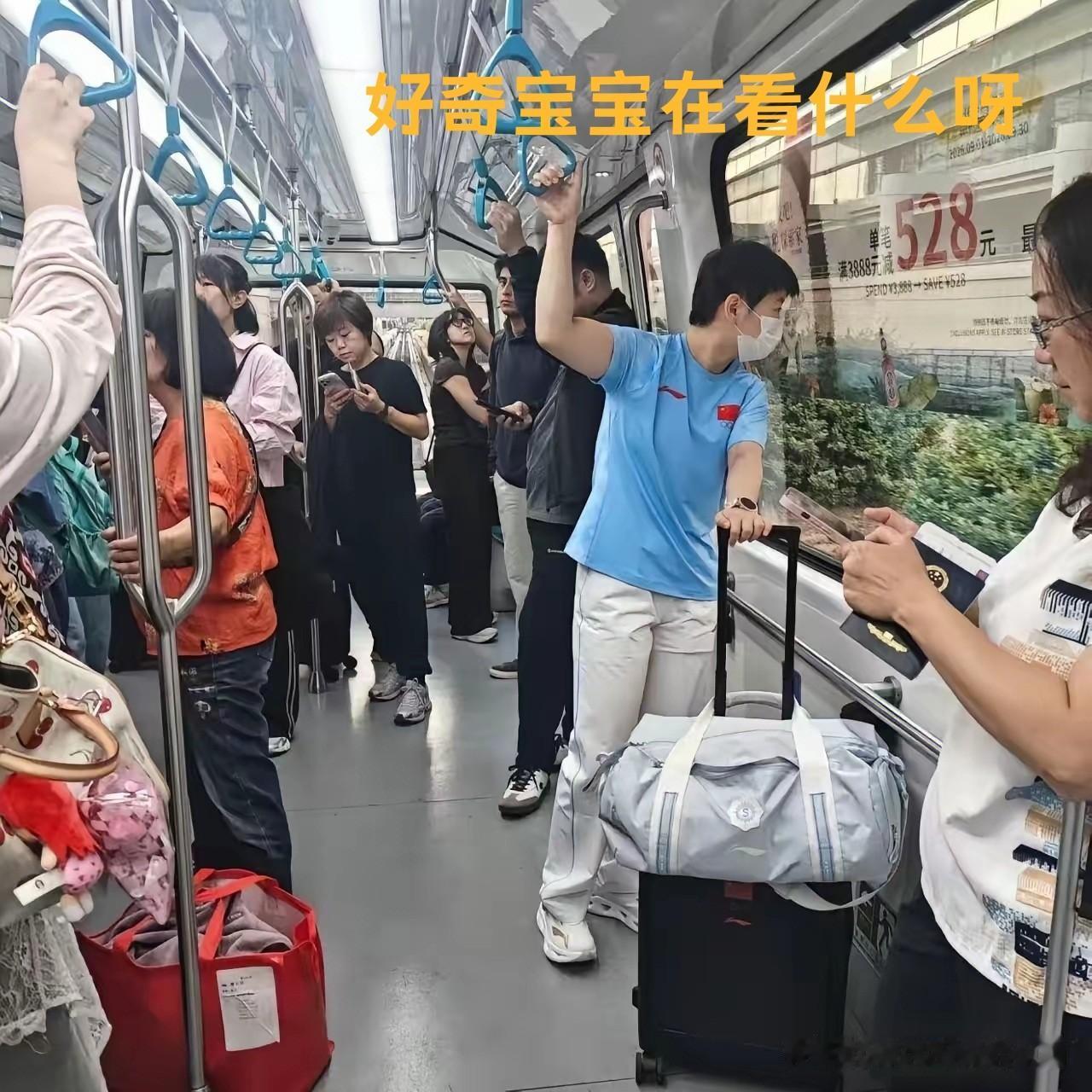 莎莎真的是一个好奇宝宝啊，哈哈哈！今天国乒到达日本后，莎莎在乘坐机场摆渡车时
