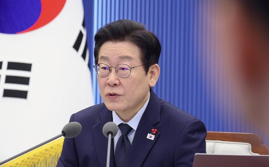 李在明回国后，立即展现铁腕手段。他将反对党的“毒舌议员”金美娜移交检方，理由是后