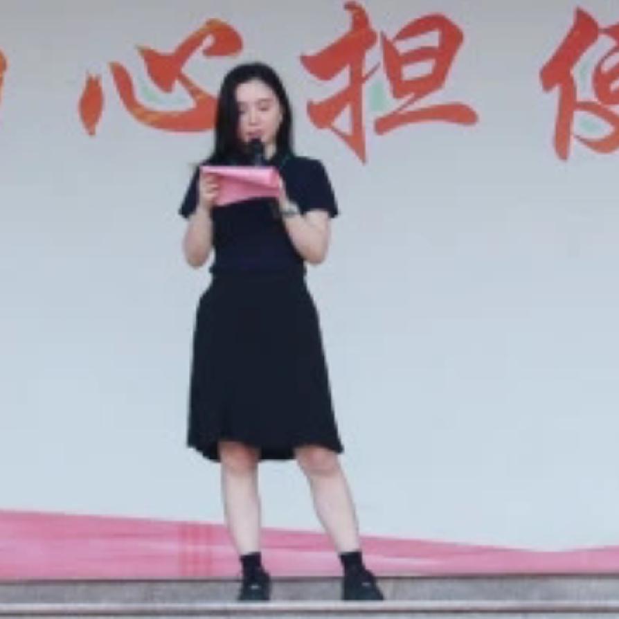 晋江辉腾鞋厂女老板叫赖育萍，这位晋江远华中学（初中），2005届知名女校友，也叫