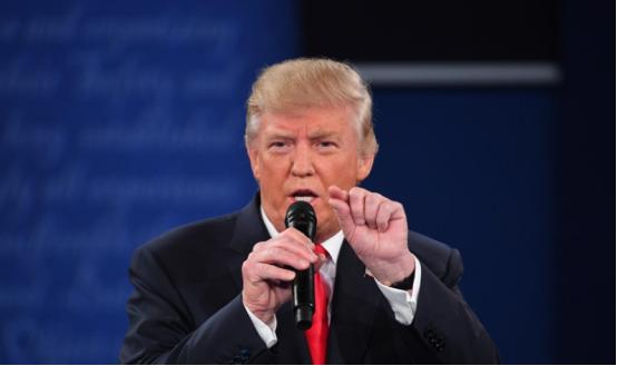 特朗普被自己蠢死的！ 要说中美之间这场打了好些年的贸易战，得从2018年