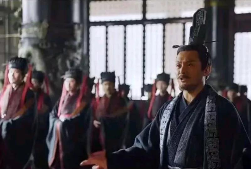 男人脱下官服，解开腰带，他要在众目睽睽下跳入油锅将自己炸熟。围观的大臣眉头紧皱，