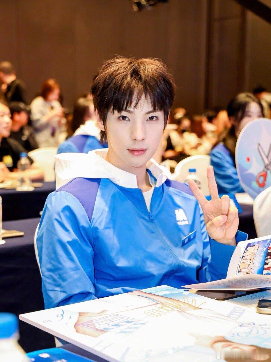 辩论场上的“一句话王者”！颜安脱稿发言直击性别分工痛点，演员的细腻+逻辑脑，让比