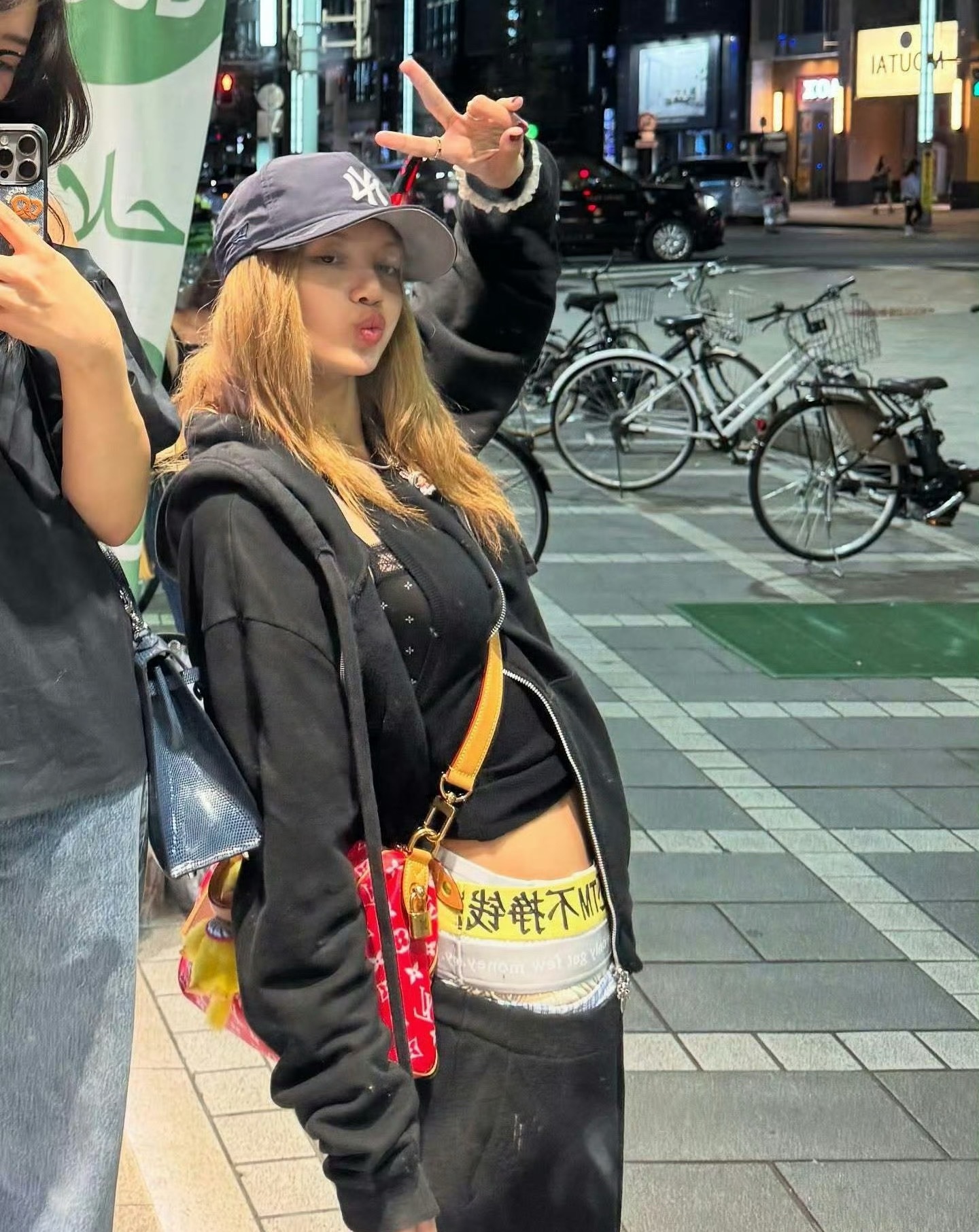 BLACKPINKLisa裤子上的中文Lisa是懂中文的！​​​