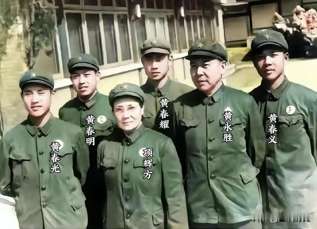 黄将军在青岛疗养期间和妻子以及四个儿子合影！1965年，黄将军因身体原因在青