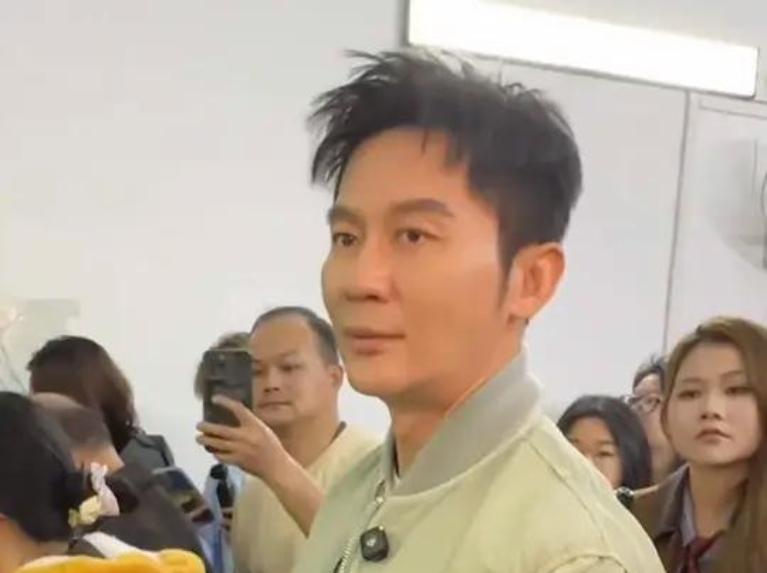 12月10日下午，有网友在广西柳州一家螺蛳粉店偶遇李晨。他身着简约外套，亲自驾车