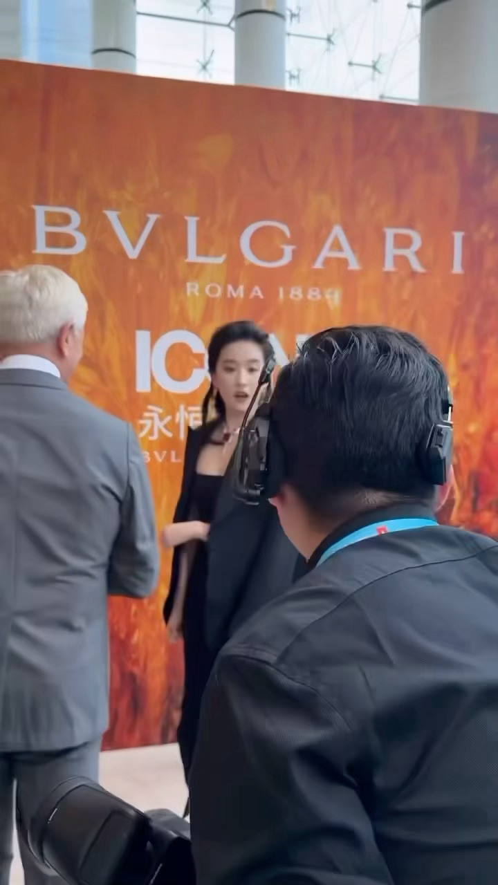 才发现，现场几次都不让走哈哈哈哈哈哈哈​​​
