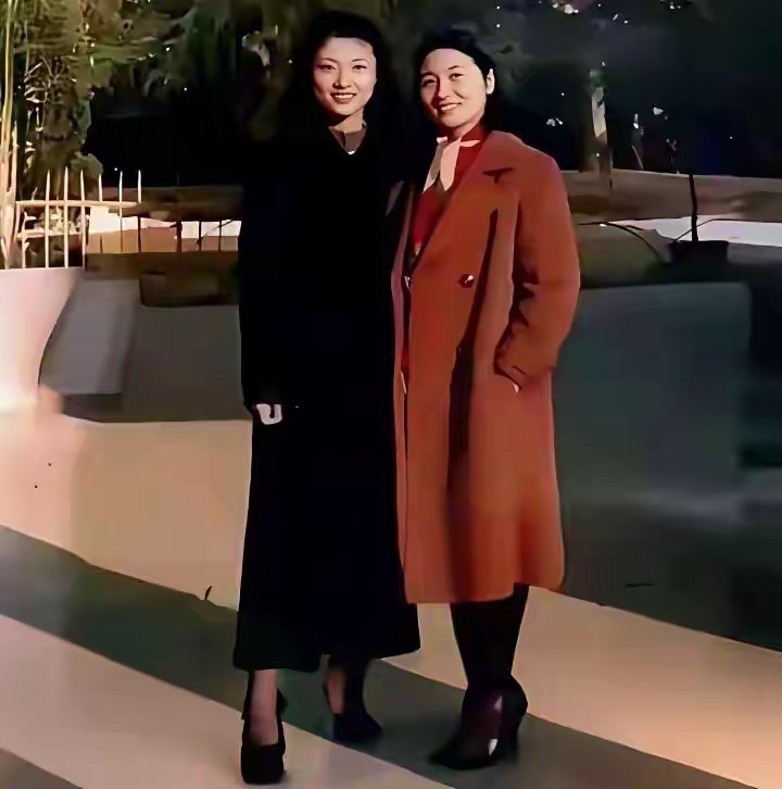 你敢相信这是周涛和他母亲在传媒大学上学时候拍的照片吗？