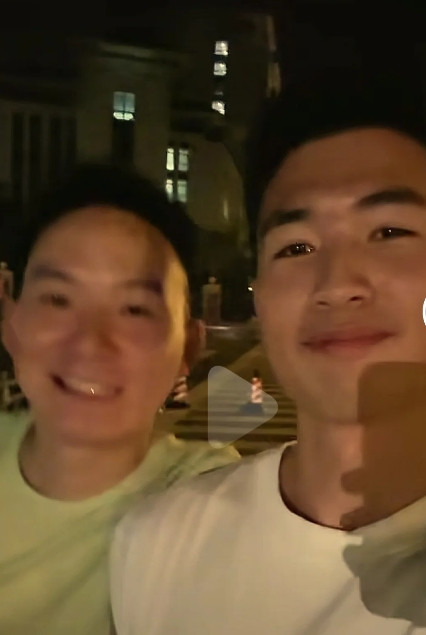 谢浩男的战友海军刚刚更新了视频。居然是海军跟谢浩男在一起散步，哈哈，这俩小子可