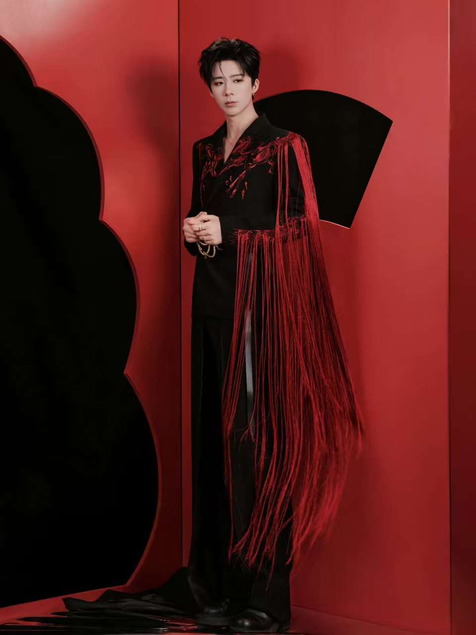 刘宇宁红痕一抹侠义千秋刘宇宁流苏西装刘宇宁流苏西装，红痕一抹侠义千秋，[