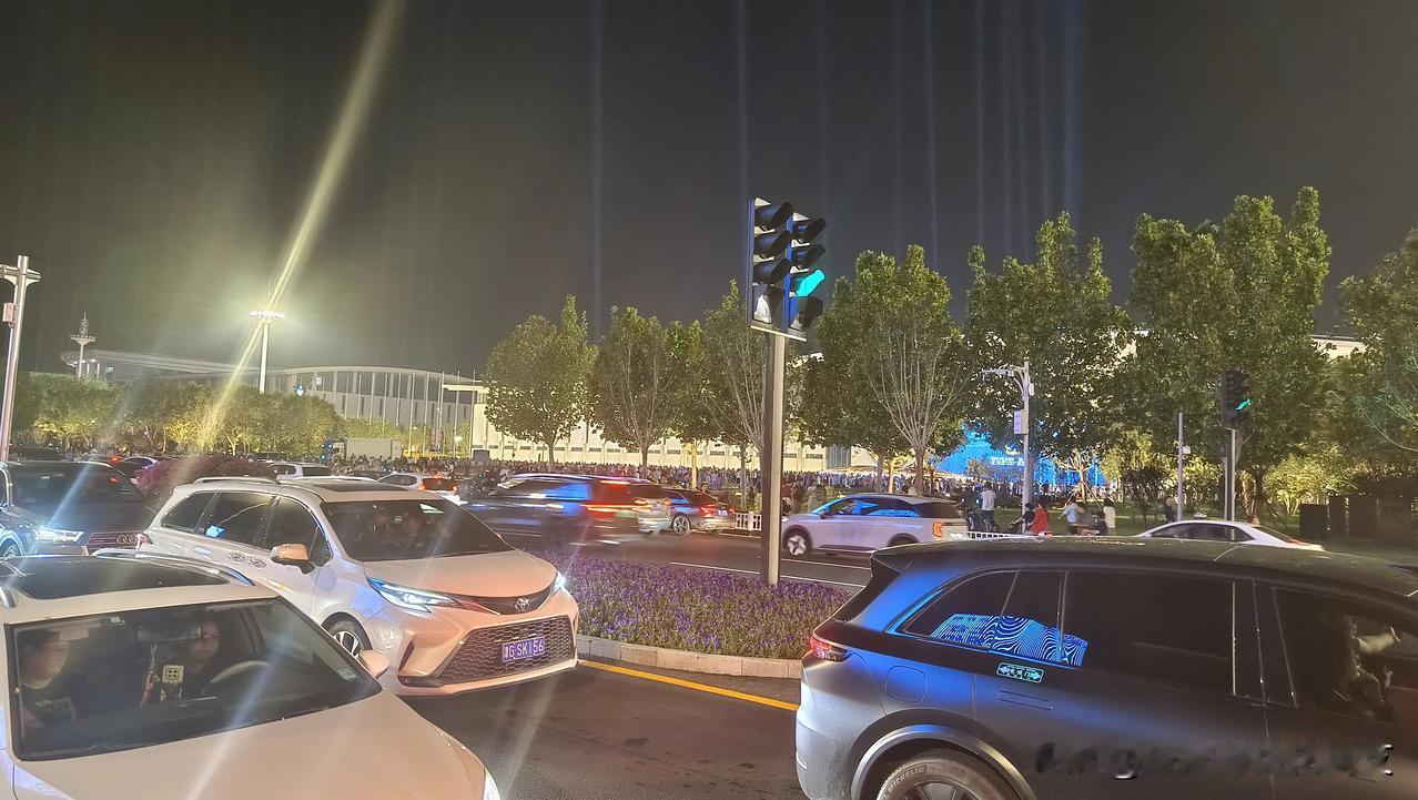 刚刚从天津梅江会展中心路过，发现有好多人，普通百姓很多，警察也不少，广场上人头攒