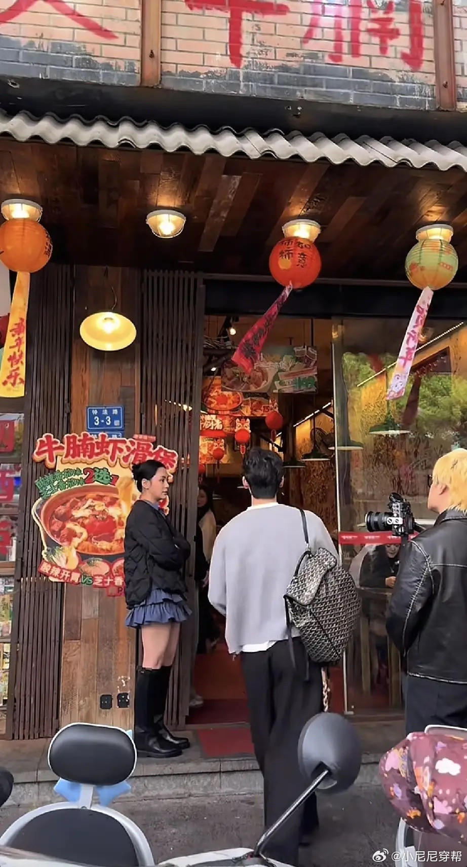 阿娇现身福建漳州古城旅游，她的打扮一言难尽，个子本来不高，只有1米50，发福了不