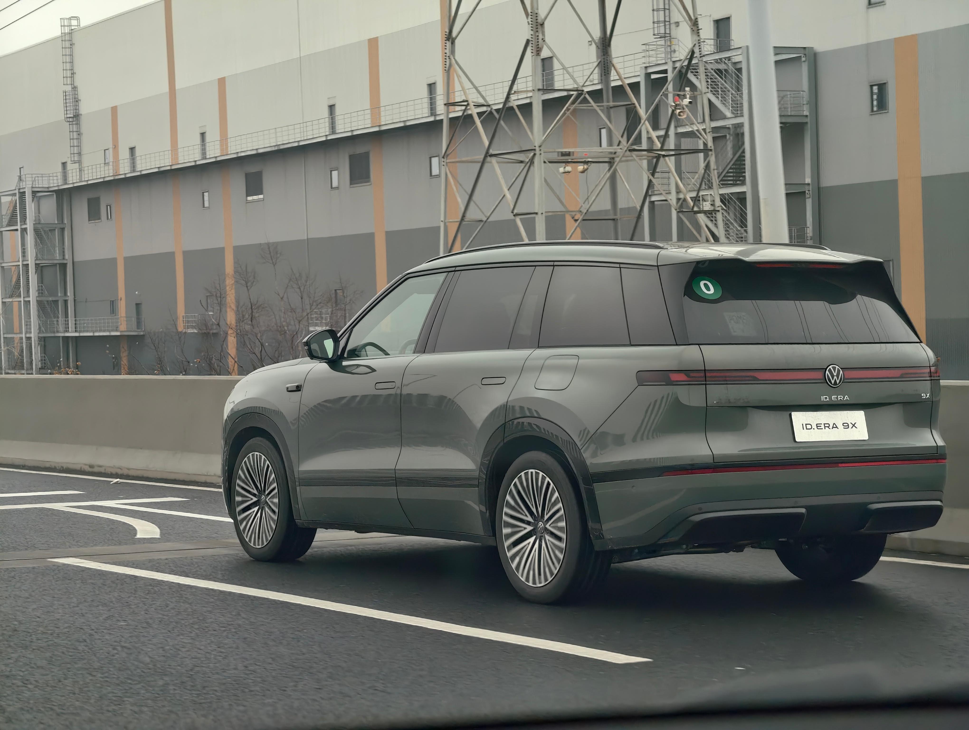 哪位媒体老师在试大众这款“大揽子”。这体量感，路上看着确实可以。这个尾灯是不是