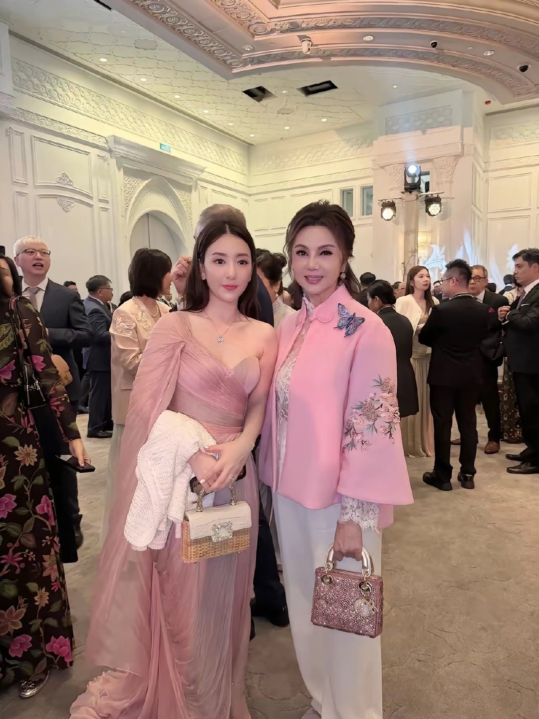 上流社会的衣服都好独特漂亮，​方媛真的是上辈子拯救了银河系……命真的好。​