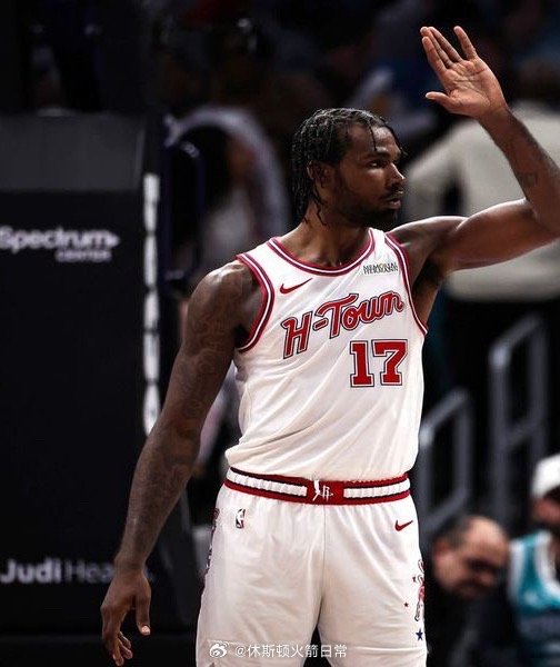 赛后伊森透露球队在孟菲斯专门为他开了个会，记者询问申京大家对他说了什么，申京说：