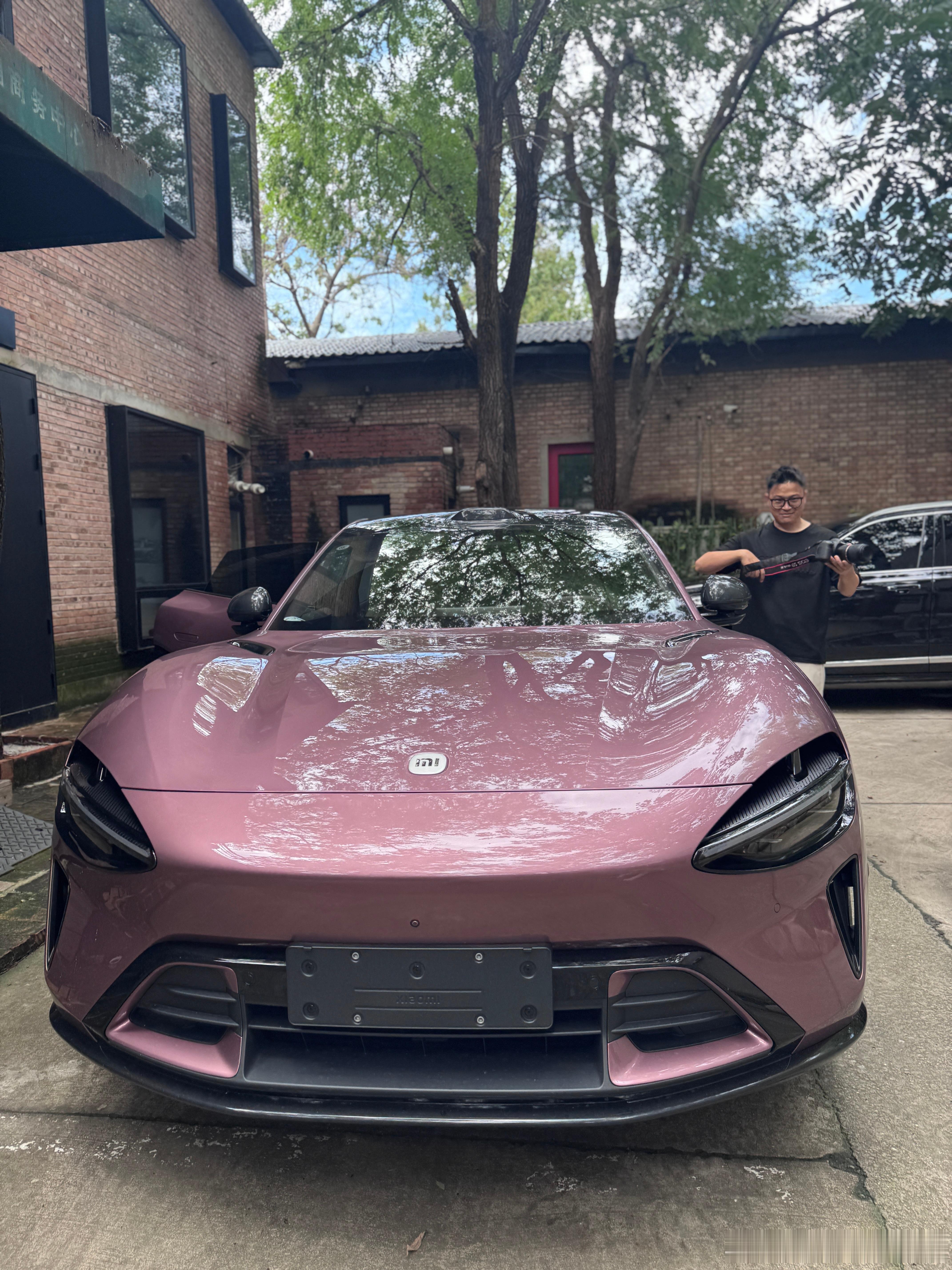我的摄影技术确实拉。给拍人车大片，一会儿给他拍得像陈震，一会儿聚焦到狗脸上了[d