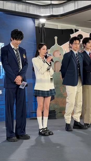 迪丽热巴居然敢穿着个小跟的鞋子在刘宇宁身边，问题是刘宇宁1.90的身高还穿了厚底