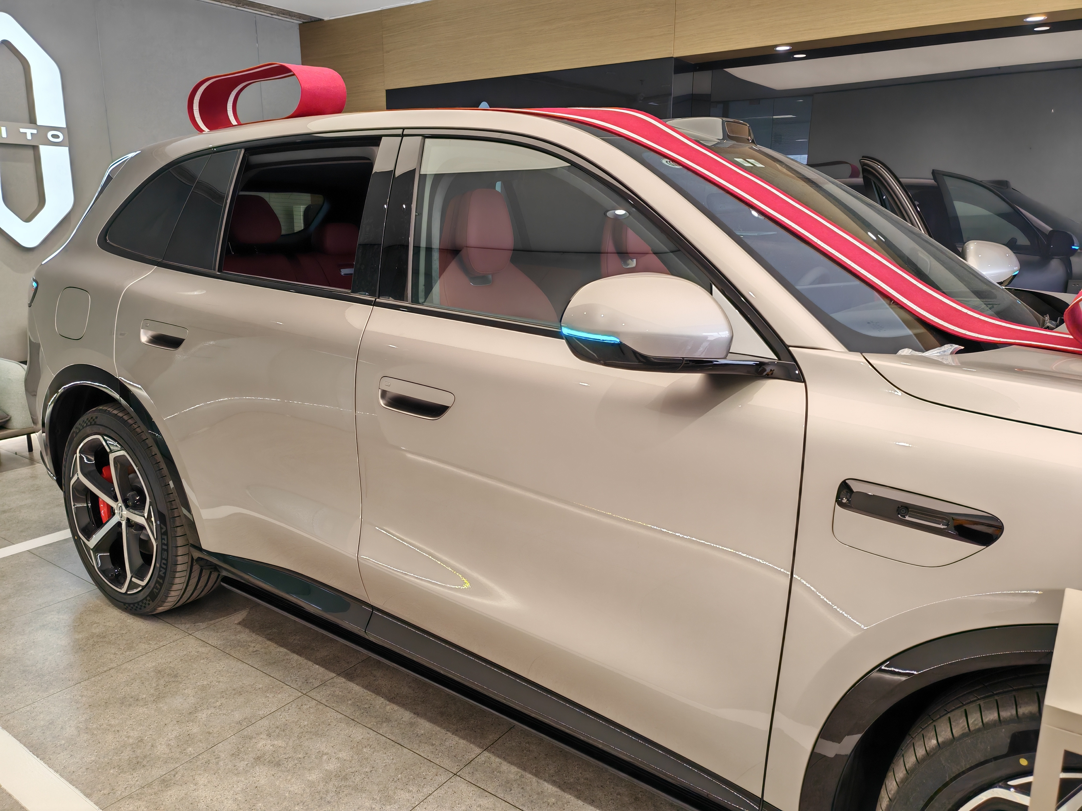 问界M6我改主意了，放弃两驱选四驱纯电，多花两万是不是冤大头。