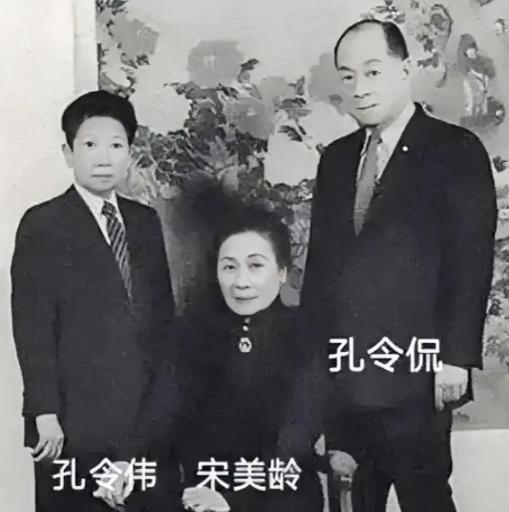 1994年，孔令伟去世，其姐孔令仪为她脱去男装，换上旗袍，画上淡妆，随后低头啜泣