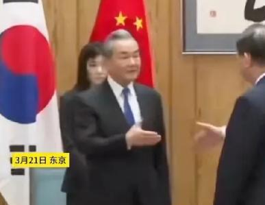 日本确实是一个只尊重强者的国家！在近日中日韩外长会合影环节，日本首相石破茂径直走