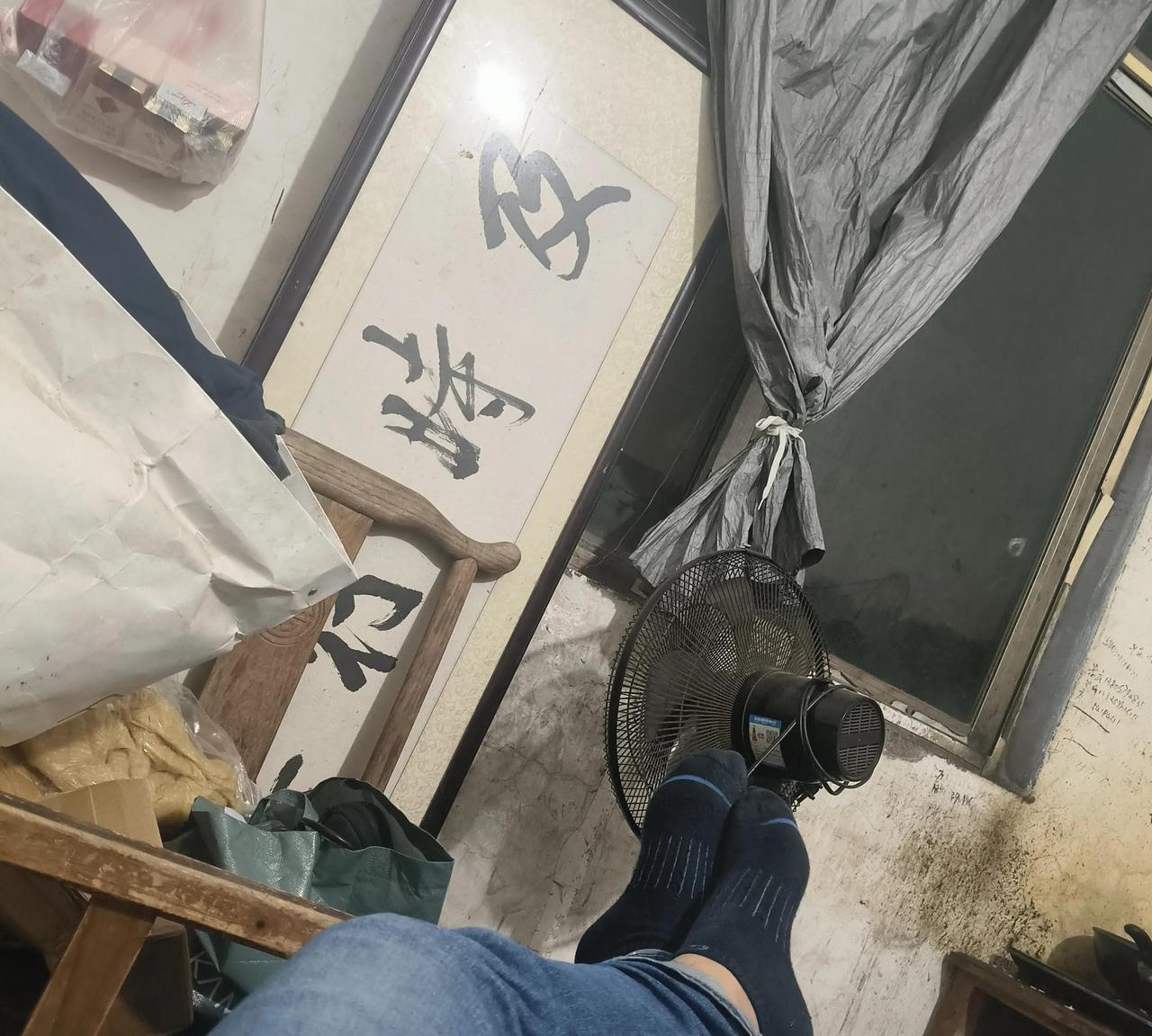 年龄40多了，父亲不在了，有个姐姐已经嫁人，母亲体弱多病，基本靠药物续命，家里1