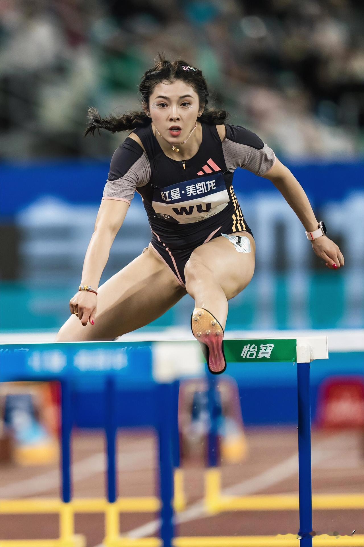 我算是搞明白了！其实吴艳妮比赛时化妆是有原因的，不知道大家注意了没，那就是