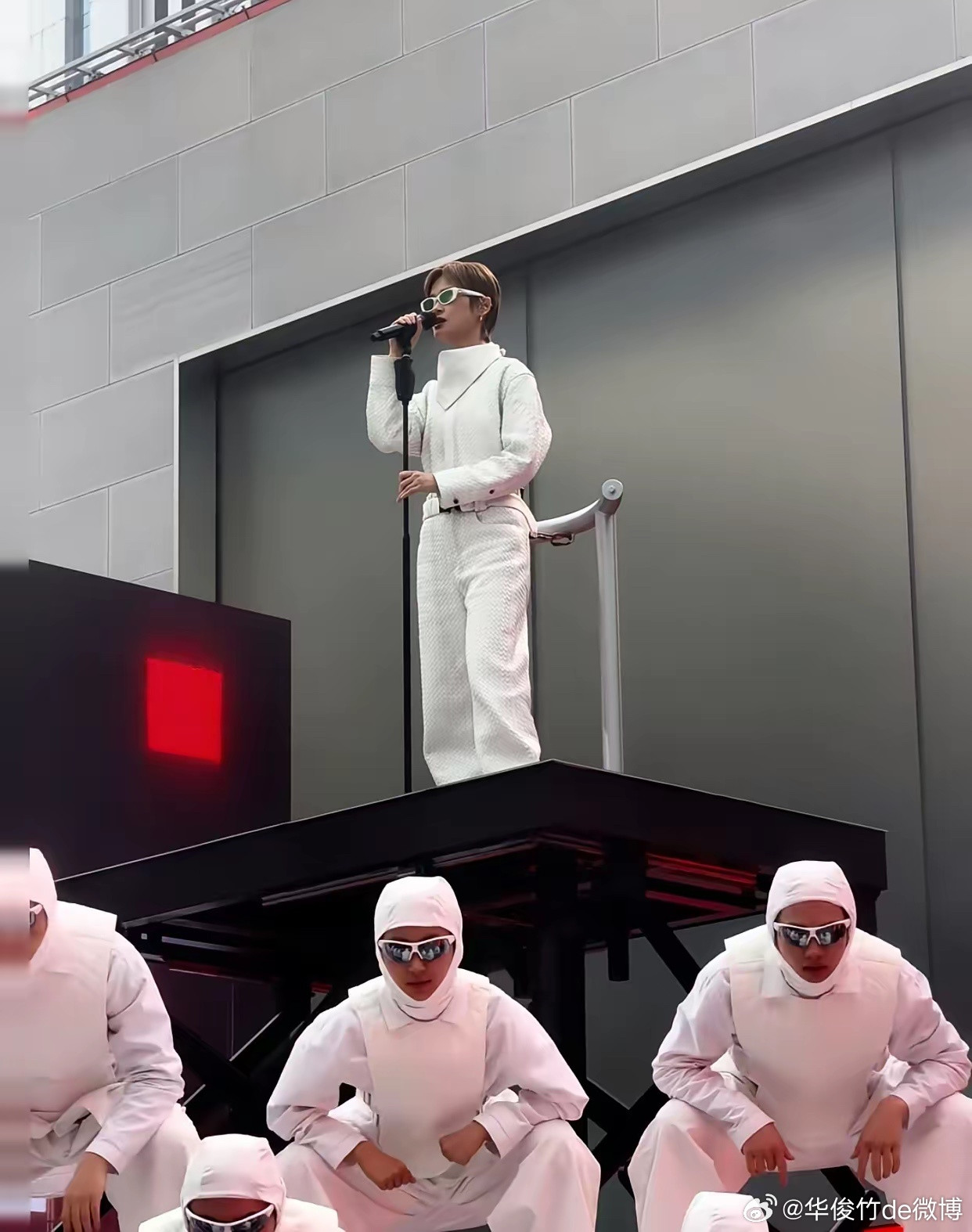 苹果50周年庆请来了李宇春登台唱歌，这么看来李宇春的咖位已经不是一般的大了。有一