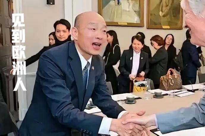 大家好，今天咱们来聊聊韩国瑜所谓的“对等尊严”。说起这位老兄，一面把“对等尊