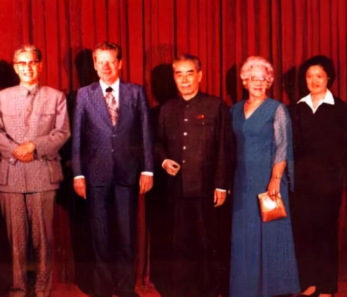 1975年，周恩来总理在北京解放军305医院接见外宾的合影。此时，周恩来总理已身
