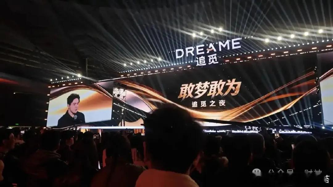 最近风头正劲。作为追觅科技的CEO，他一手拿着“清华大学航空航天系”的硬核履历，