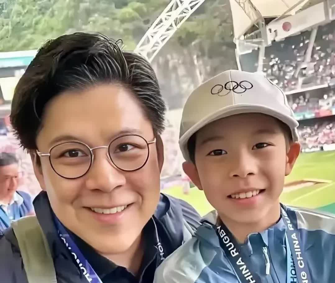 全网热议！香港学生登山东舰激动到尖叫霍启刚为啥不让儿子去？霍启刚的儿