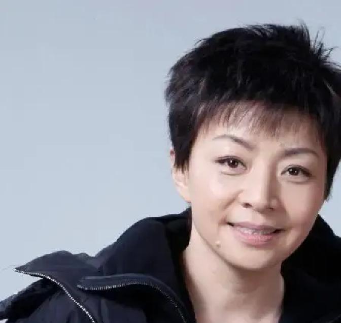 英达用拇指，做了一件二十年来没做过的事：在社交平台上，悄悄关注了儿子“英如镝”的