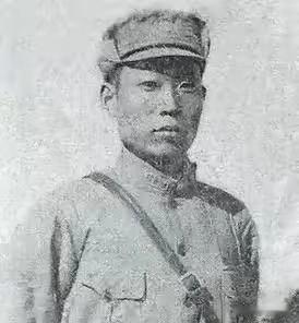 日军逼近保定，旅长赵登禹下令打开军械库，取出82挺重机枪，有人拦住他说：师座没有