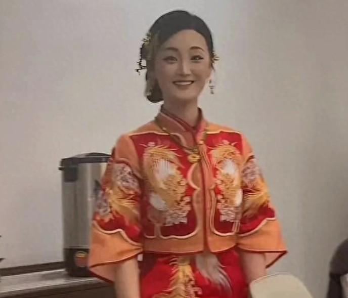 大衣哥前儿媳陈亚男订婚了是好事！回归正常人的生活，不要再与朱家有半点来往，各