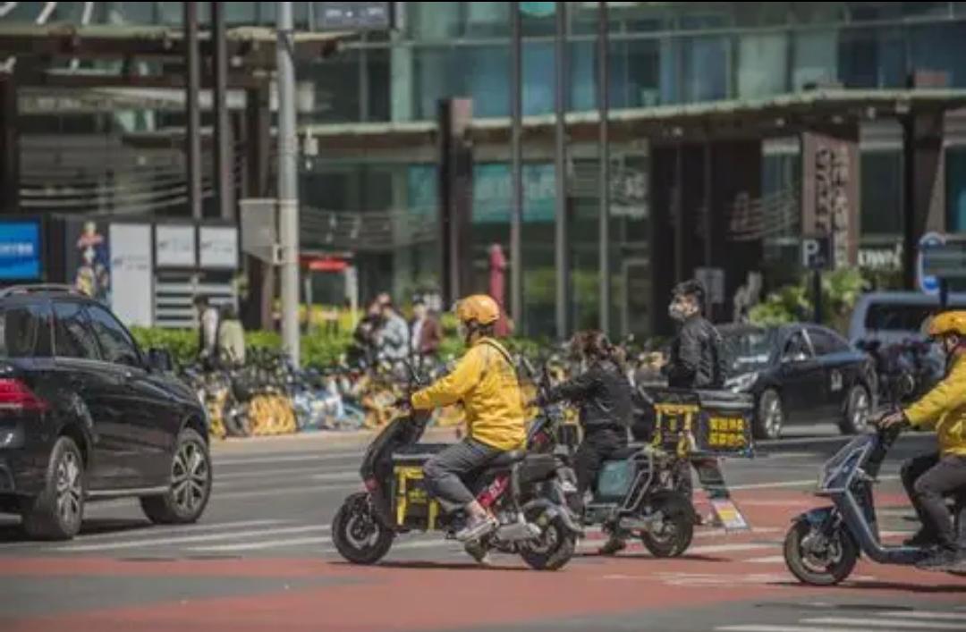 前阵子北大张丹丹教授说“灵活就业本身就是一种福利”，网上吵翻了。这事我不评价，说