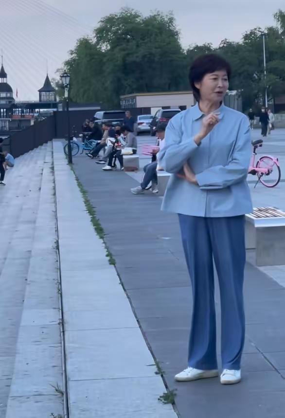 敬一丹是一个很重感情，很孝顺的人，面对生离死别无法接受的，当年她的父母其实都是9