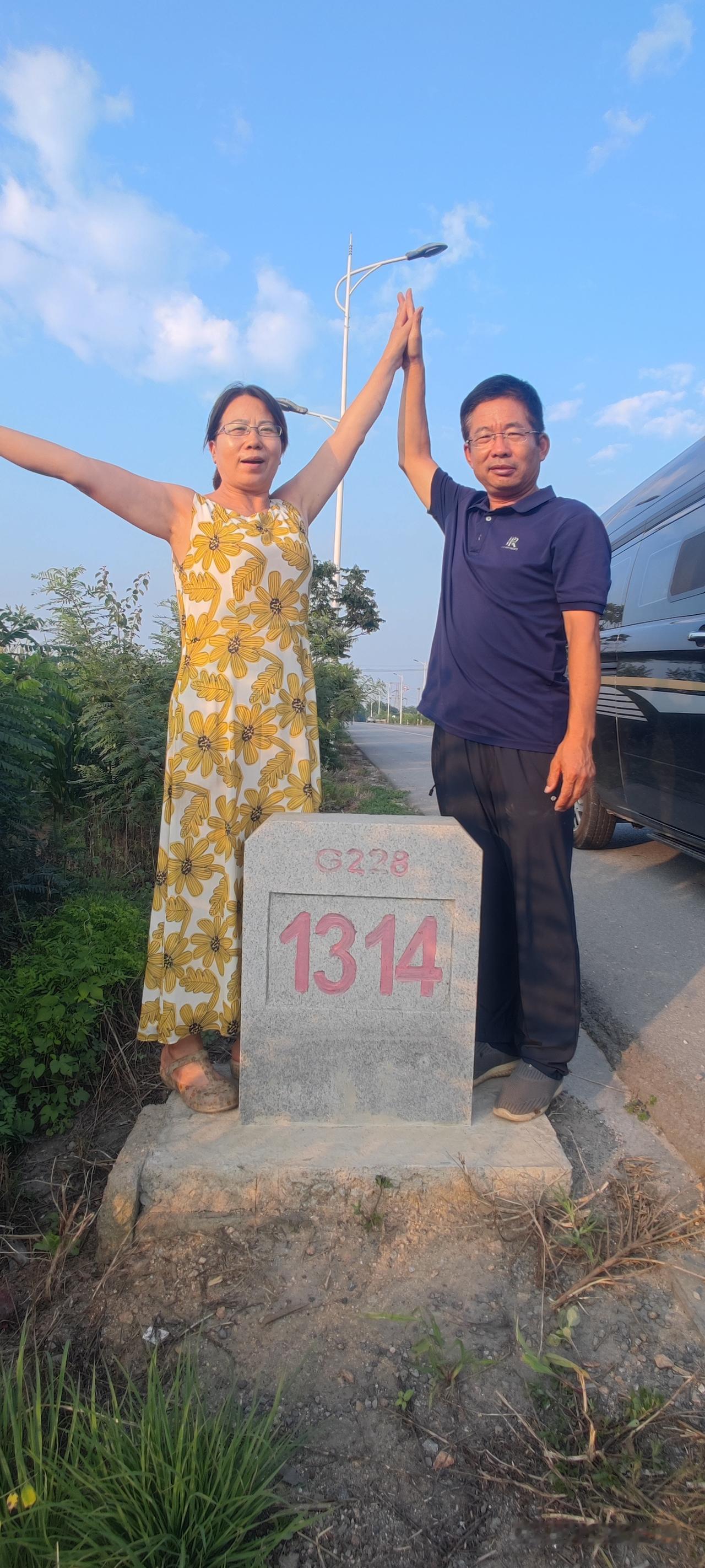60后夫妻，开中轴中顶新全顺汽油自改新房车，7月6日石家庄出发