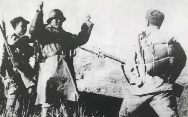 1938年，在山西襄坦县阵地上，贾德荣和战友们上了刺刀向敌人冲去，但他的刺刀突然