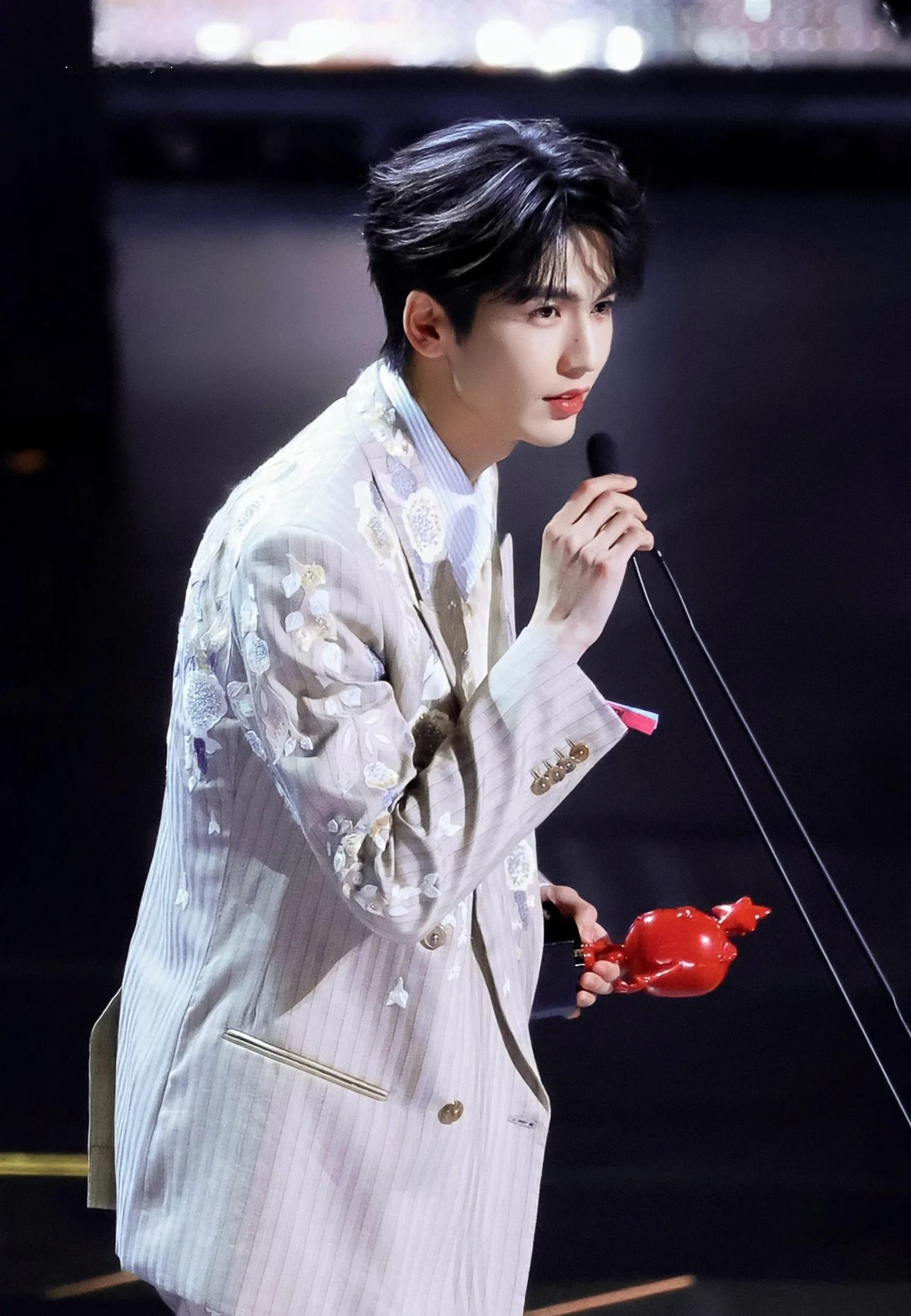 张凌赫偷瞄白鹿张凌赫偷瞄白鹿时眼里带笑，小心翼翼的注视未被察觉，这不经意的甜才是