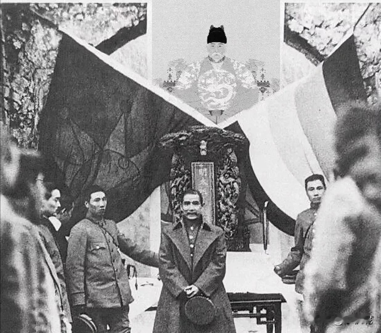 唯一一张，看到他笑的照片！后面的画像是明太祖，他和孙中山都是从异族手中解放